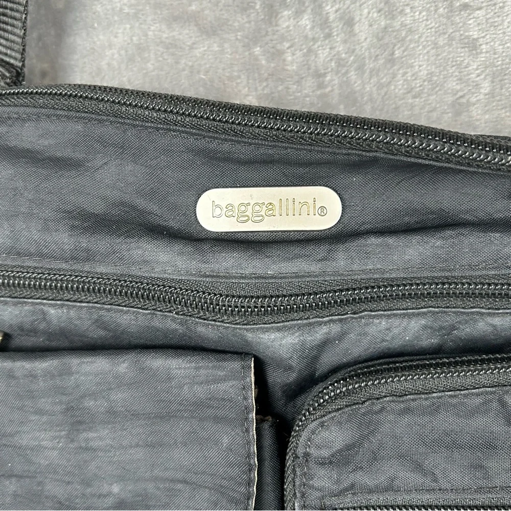 Baggallini Black Nylon Medium Crossbody Purse‎ Adjustable Strap Pockets Travel